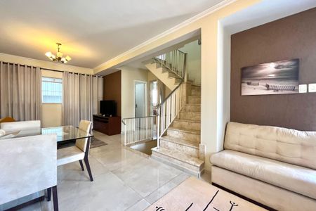 Casa à venda com 186m², 3 quartos e 2 vagas Casa à venda com 186m², 3 quartos e 2 vagasSala