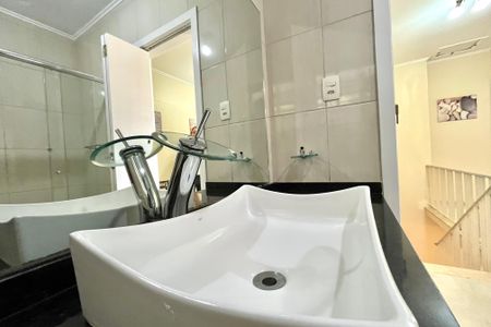 Casa à venda com 186m², 3 quartos e 2 vagas Casa à venda com 186m², 3 quartos e 2 vagasBanheiro Corredor