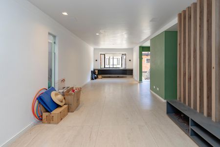 Sala de casa de condomínio à venda com 4 quartos, 452m² em Jardim Cordeiro, São Paulo