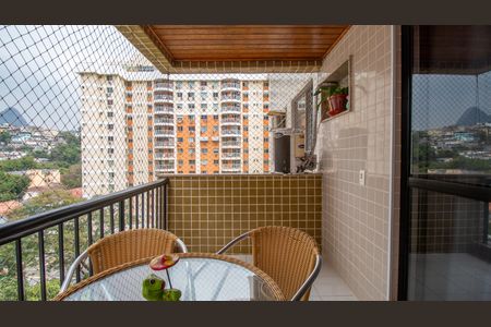 Apartamento à venda com 107m², 3 quartos e 1 vaga Apartamento à venda com 107m², 3 quartos e 1 vagaSala Varanda
