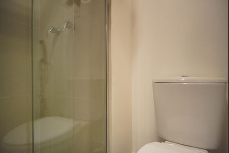 Banheiro Social de kitnet/studio para alugar com 1 quarto, 28m² em Boa Vista, Porto Alegre