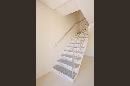 Casa de condomínio à venda com 100m², 3 quartos e 3 vagasEscada