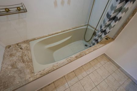 Banheiro de apartamento para alugar com 1 quarto, 32m² em Jardins, São Paulo