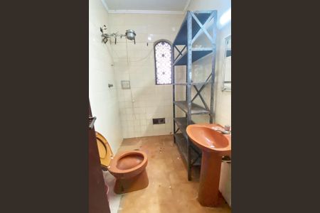 Casa à venda com 360m², 4 quartos e 6 vagas Casa à venda com 360m², 4 quartos e 6 vagasBanheiro de Serviço