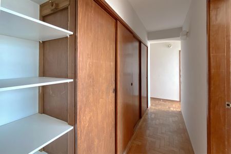 Corredor de apartamento à venda com 2 quartos, 60m² em Lourdes, Belo Horizonte