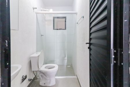 Banheiro de kitnet/studio para alugar com 1 quarto, 24m² em Jardim Ester, São Paulo