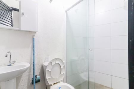 Banheiro de kitnet/studio para alugar com 1 quarto, 24m² em Jardim Ester, São Paulo