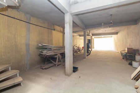 Casa à venda com 180m², 4 quartos e 5 vagas Casa à venda com 180m², 4 quartos e 5 vagasGaragem