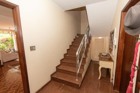 Casa à venda com 259m², 3 quartos e 3 vagas Casa à venda com 259m², 3 quartos e 3 vagasEscada
