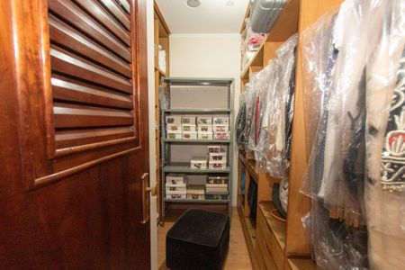 Casa à venda com 259m², 3 quartos e 3 vagas Casa à venda com 259m², 3 quartos e 3 vagasCloset