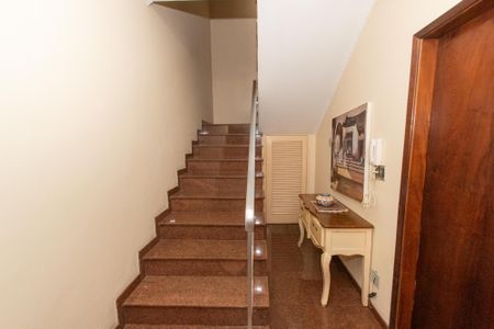 Casa à venda com 259m², 3 quartos e 3 vagas Casa à venda com 259m², 3 quartos e 3 vagasEscada