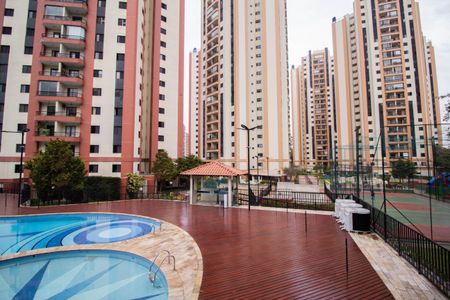 Apartamento à venda com 153m², 4 quartos e 2 vagas Apartamento à venda com 153m², 4 quartos e 2 vagasÁrea comum - Piscina