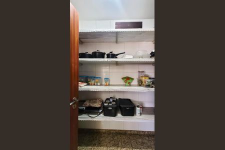 Casa de condomínio à venda com 350m², 4 quartos e 4 vagas Casa de condomínio à venda com 350m², 4 quartos e 4 vagasDespensa