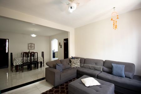 Sala de casa para alugar com 3 quartos, 144m² em Colubandê, São Gonçalo