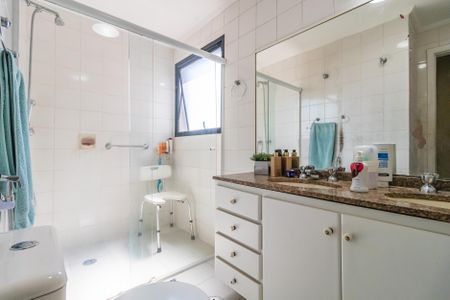 Apartamento à venda com 143m², 3 quartos e 2 vagas Apartamento à venda com 143m², 3 quartos e 2 vagasBanheiro da Suíte