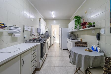 Apartamento à venda com 143m², 3 quartos e 2 vagas Apartamento à venda com 143m², 3 quartos e 2 vagasCozinha