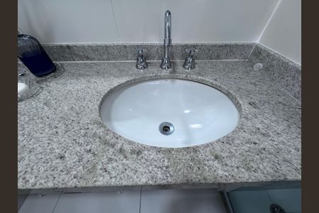 Apartamento à venda com 81m², 2 quartos e 1 vaga Apartamento à venda com 81m², 2 quartos e 1 vagaBanheiro Social