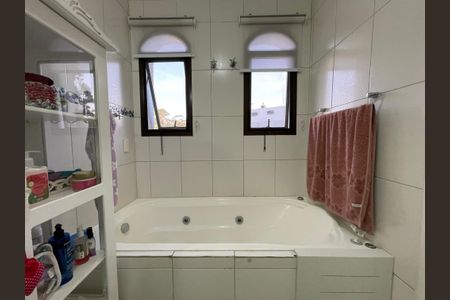 Apartamento à venda com 180m², 4 quartos e 3 vagas Apartamento à venda com 180m², 4 quartos e 3 vagasBanheiro da Suíte 2