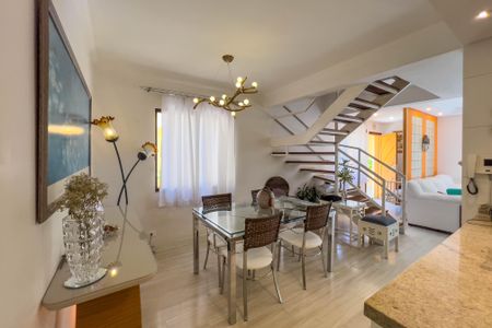 Casa à venda com 150m², 3 quartos e 2 vagas Casa à venda com 150m², 3 quartos e 2 vagasSala de Jantar