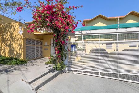 Casa à venda com 150m², 3 quartos e 2 vagas Casa à venda com 150m², 3 quartos e 2 vagasFachada