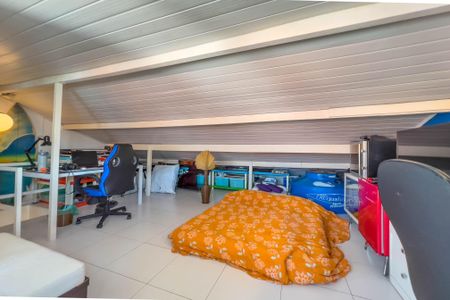 Casa à venda com 150m², 3 quartos e 2 vagas Casa à venda com 150m², 3 quartos e 2 vagasEscritório