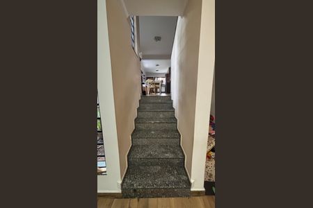 Casa à venda com 230m², 3 quartos e 5 vagas Casa à venda com 230m², 3 quartos e 5 vagasEscada