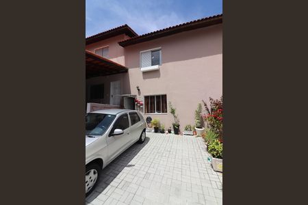 Casa de condomínio à venda com 90m², 2 quartos e 2 vagasFachada Interna e Garagem