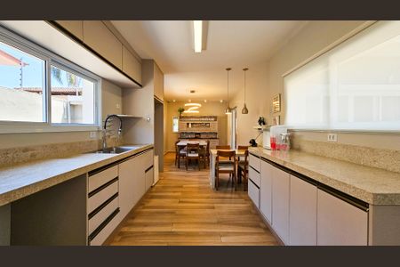 Casa à venda com 720m², 5 quartos e 6 vagas Casa à venda com 720m², 5 quartos e 6 vagasCozinha
