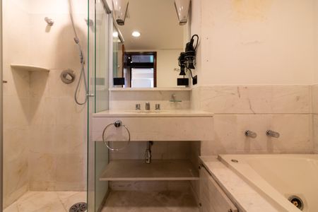 Apartamento à venda com 85m², 2 quartos e 2 vagasBanheiro da Suíte 1