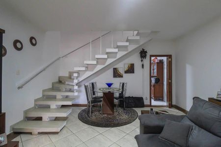 Casa à venda com 100m², 3 quartos e 2 vagas Casa à venda com 100m², 3 quartos e 2 vagasSala