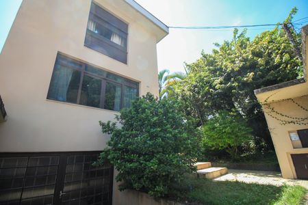 Casa à venda com 385m², 4 quartos e 7 vagas Casa à venda com 385m², 4 quartos e 7 vagasÁrea comum