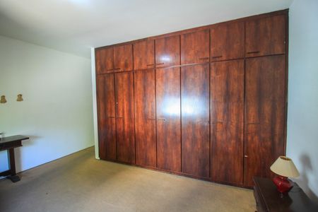 Casa à venda com 385m², 4 quartos e 7 vagas Casa à venda com 385m², 4 quartos e 7 vagasSuíte