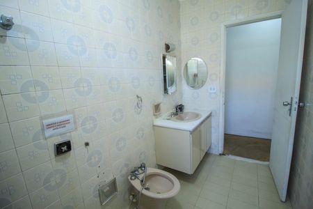 Casa à venda com 385m², 4 quartos e 7 vagas Casa à venda com 385m², 4 quartos e 7 vagasBanheiro Social