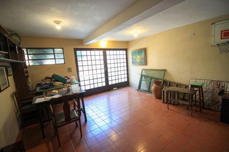 Casa à venda com 385m², 4 quartos e 7 vagas Casa à venda com 385m², 4 quartos e 7 vagasÁrea comum