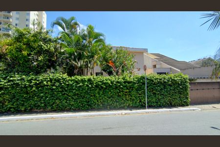 Casa à venda com 385m², 4 quartos e 7 vagas Casa à venda com 385m², 4 quartos e 7 vagasFachada