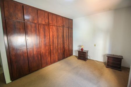 Casa à venda com 385m², 4 quartos e 7 vagas Casa à venda com 385m², 4 quartos e 7 vagasSuíte