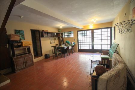 Casa à venda com 385m², 4 quartos e 7 vagas Casa à venda com 385m², 4 quartos e 7 vagasÁrea comum