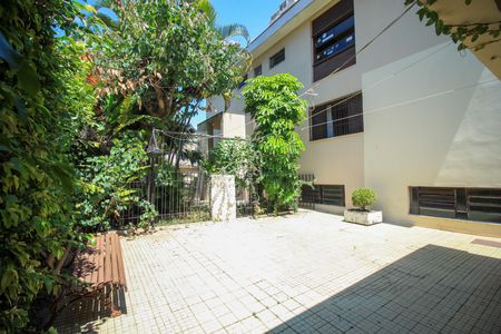 Casa à venda com 385m², 4 quartos e 7 vagas Casa à venda com 385m², 4 quartos e 7 vagasÁrea comum