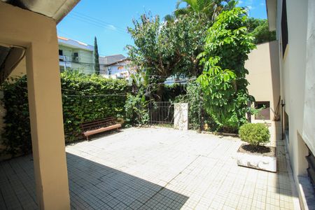 Casa à venda com 385m², 4 quartos e 7 vagas Casa à venda com 385m², 4 quartos e 7 vagasÁrea comum