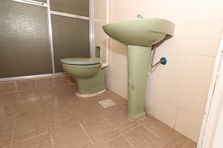 Casa à venda com 370m², 4 quartos e 2 vagasBanheiro do salão de festa