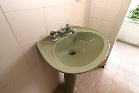 Casa à venda com 370m², 4 quartos e 2 vagasBanheiro do salão de festa