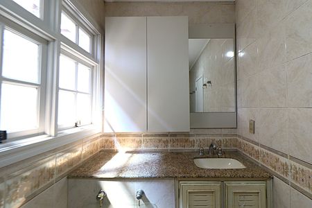 Casa à venda com 370m², 4 quartos e 2 vagasBanheiro da Suíte