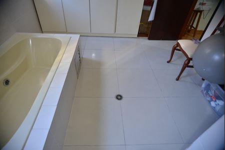 Casa à venda com 323m², 3 quartos e 4 vagasBanheiro da Suíte