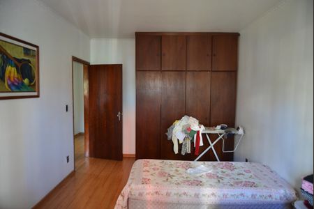 Casa à venda com 323m², 3 quartos e 4 vagasQuarto 2