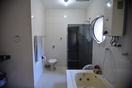 Casa à venda com 323m², 3 quartos e 4 vagasBanheiro da Suíte