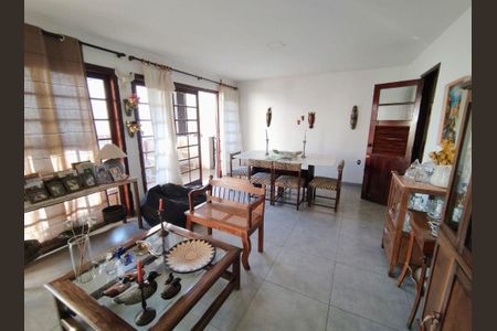 Casa à venda com 4 quartos, 263m² em Itaipu, Niterói