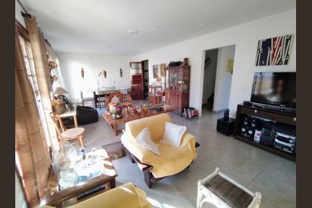Casa à venda com 4 quartos, 263m² em Itaipu, Niterói
