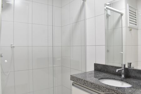 Banheiro de kitnet/studio para alugar com 1 quarto, 27m² em Centro, Curitiba