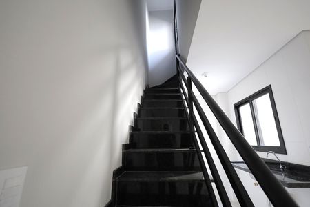 Apartamento à venda com 94m², 2 quartos e 1 vaga Apartamento à venda com 94m², 2 quartos e 1 vagaEscada