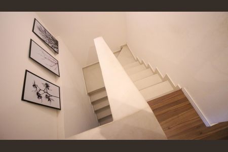 Casa à venda com 250m², 3 quartos e 2 vagas Casa à venda com 250m², 3 quartos e 2 vagasEscada